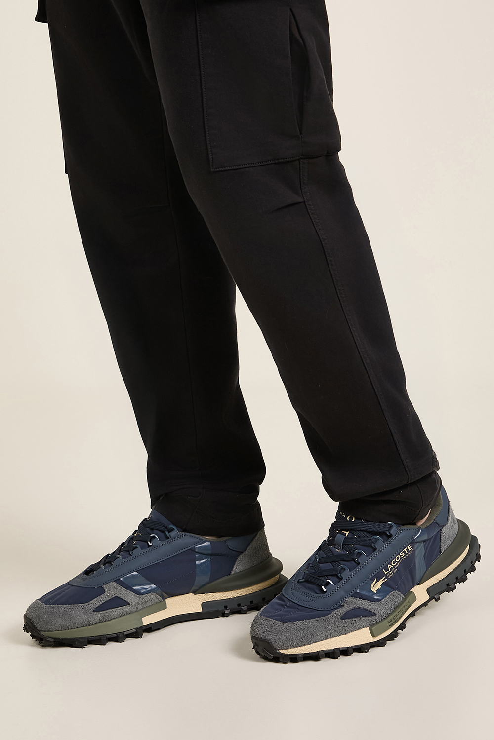 תמונת כל הלוק של נעלי סניקרס עלית אקטיב